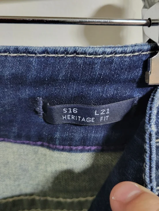 Women's Vigoss Capri Jeans Heritage Fit, Size 16 w/ a 21" inseam - Picture 3 of 6